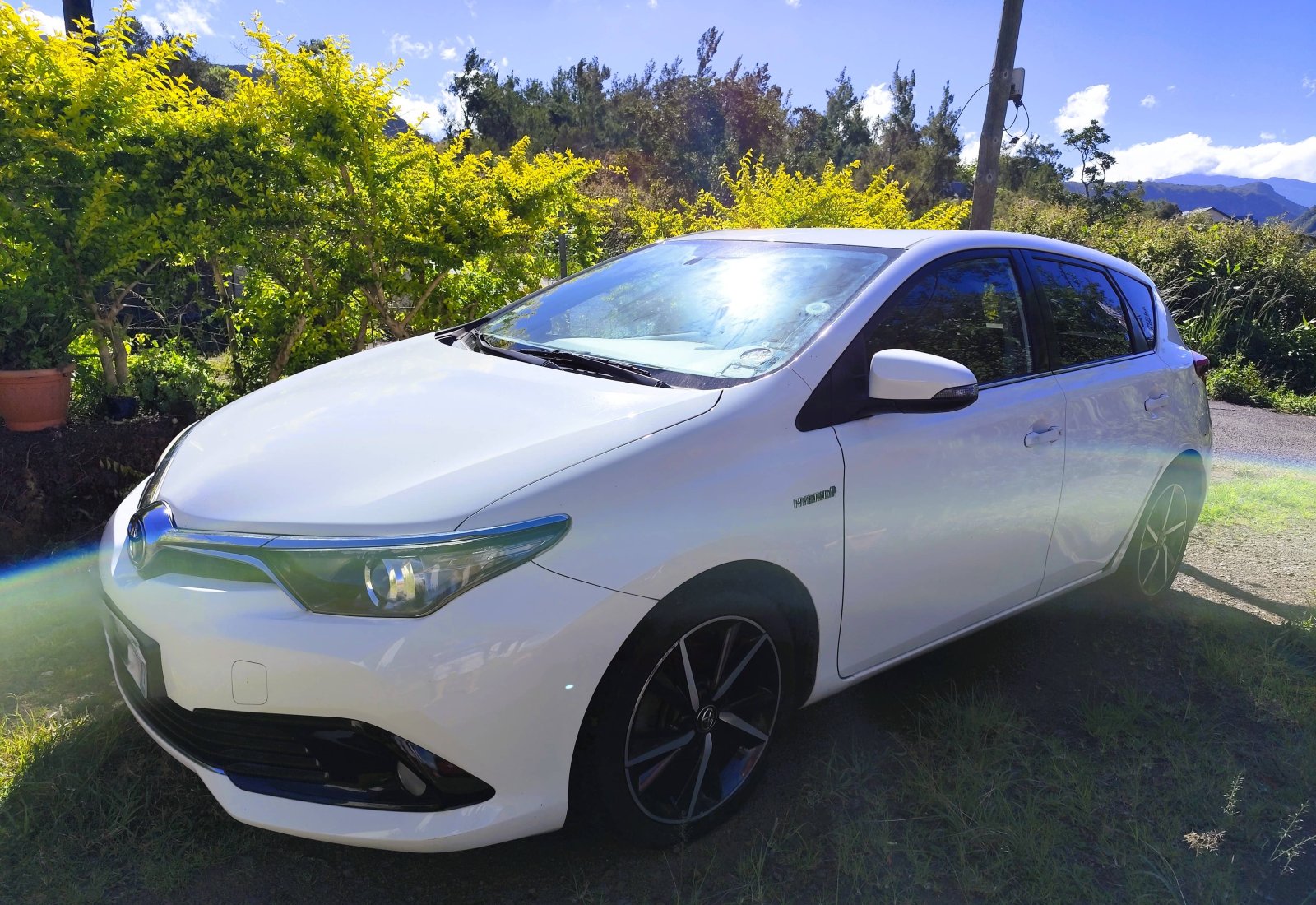 Toyota Auris hybride blanche disponible à la location à La Réunion
